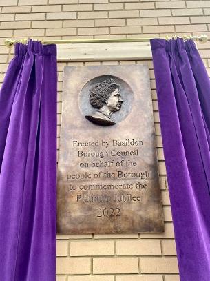 HM The Queen's Platinum Jubilee bronze plaque 001